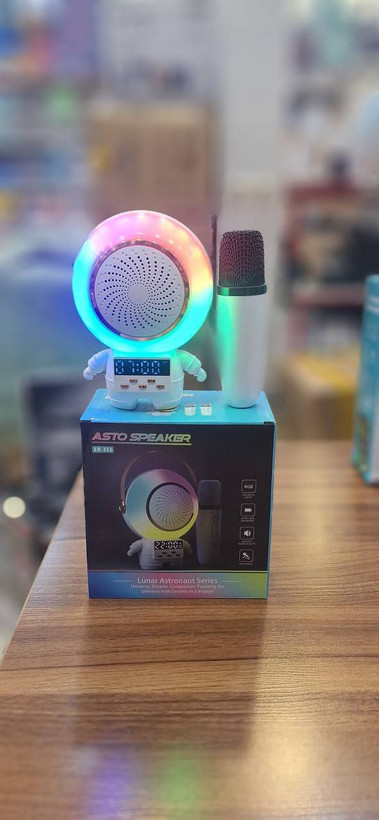 اسپیکر کارائوکه طرح فضانورد به همراه میکروفون بیسیم و چراغ RGB، مدل Lunar Astronaut Series